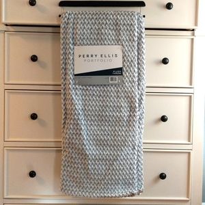 PERRY ELLIS plush throw blanket